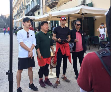 Reality show coreano in piazza Duomo a Ibla