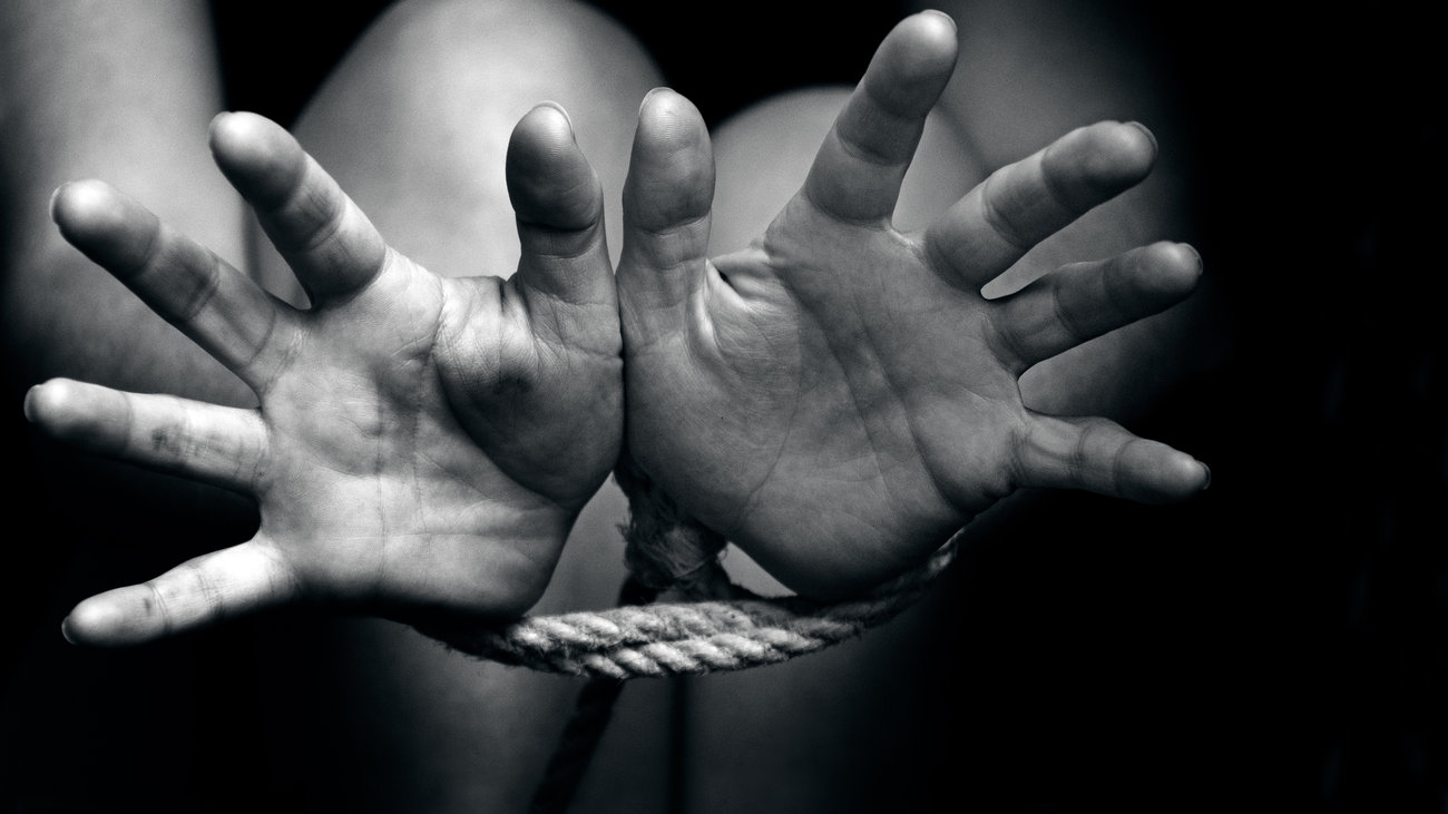 Donna ridotta in schiavitù. Il marito marocchino la “autorizzava” ad uscire solo per fare la spesa
