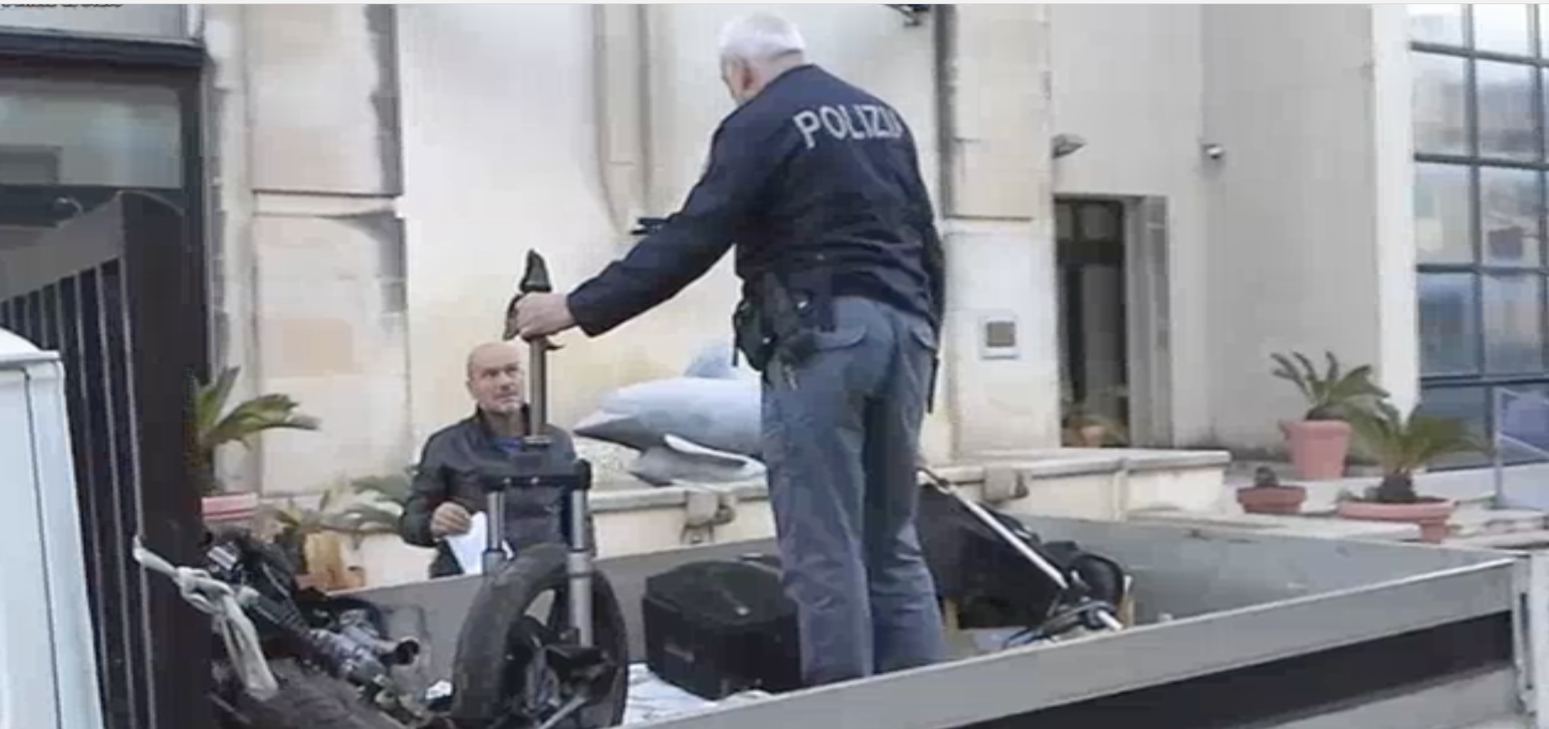 Fermato albanese mentre stava partendo in autobus con una moto rubata smontata a pezzi. VIDEO