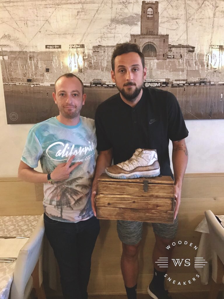 Un progetto tutto ragusano: le scarpe sneakers intagliate nel legno. Donate al giocatore NBA, Marco Belinelli