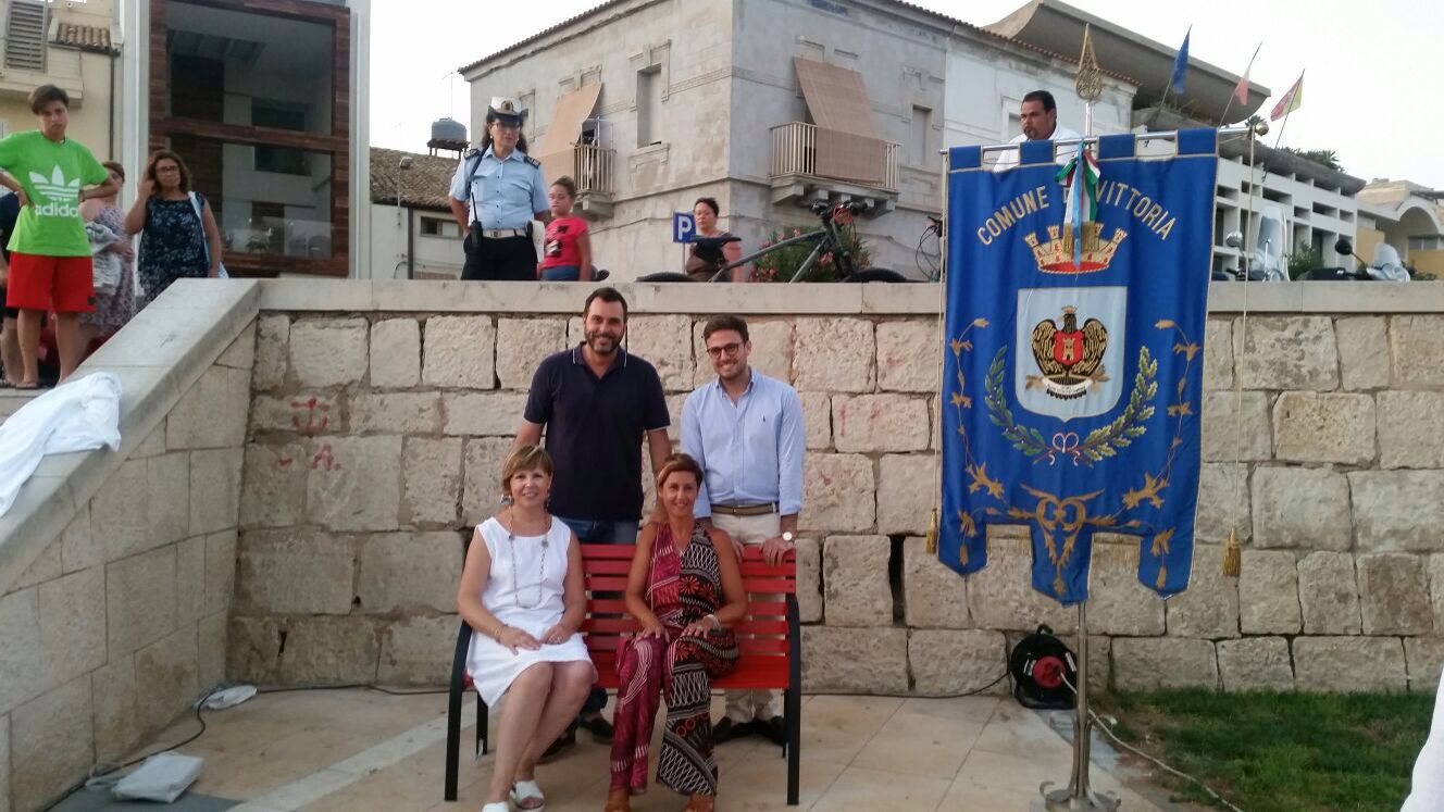 Un gesto stupido e vile a Scoglitti . Rubata  la “panchina rosa”.