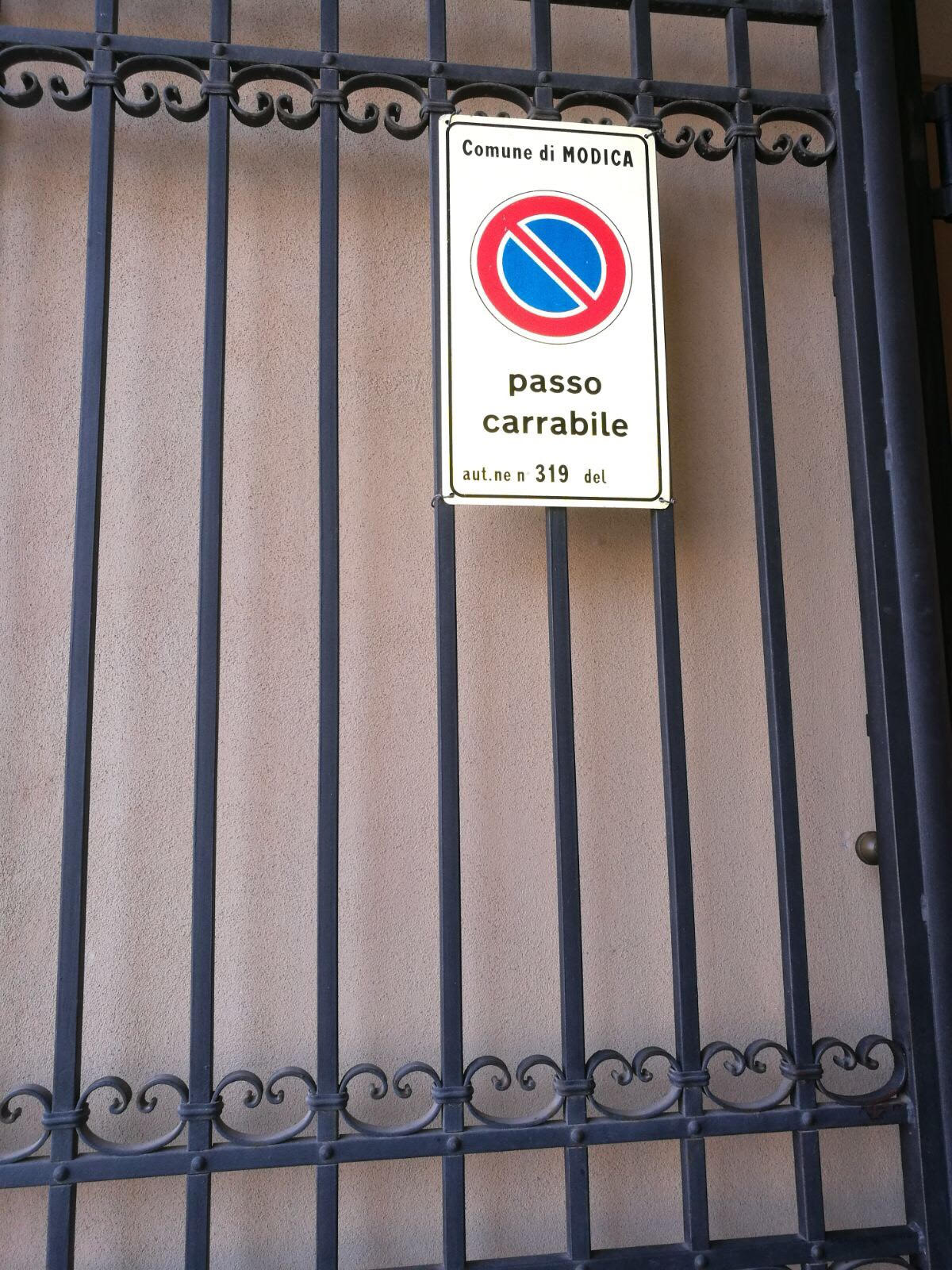 Stretta a Modica su passi carrabili. Tanti gli evasori.