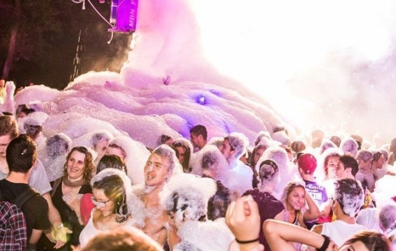 Ciao ciao agosto con lo schiuma party. Ieri sera a Ragusa. VIDEO
