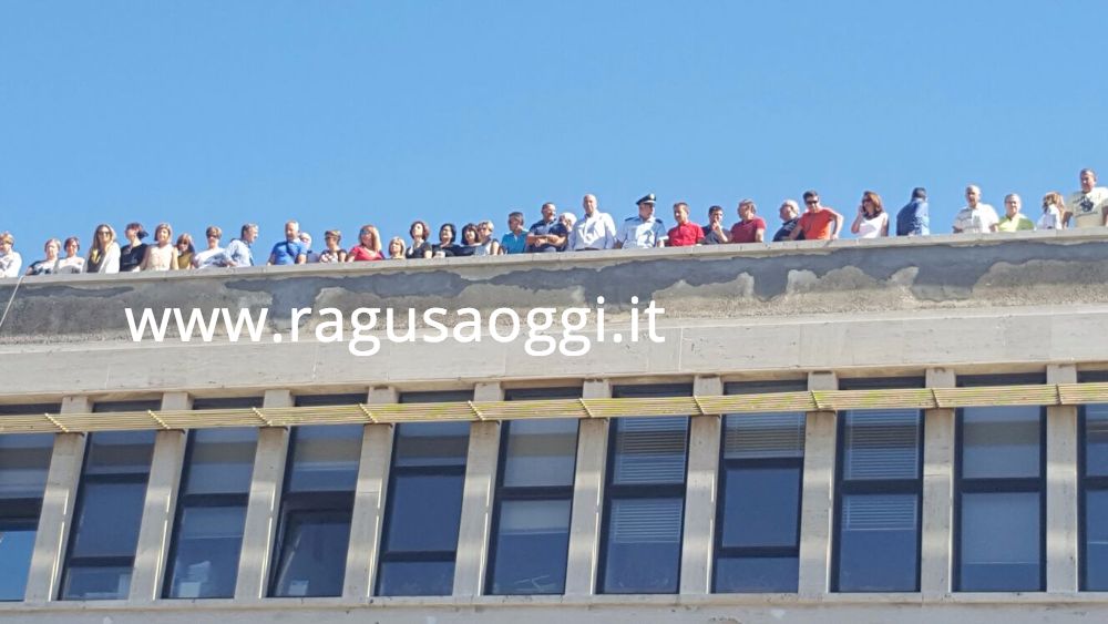 Provincia dipendenti sul tetto contro la Regione che ha stanziato pochi fondi per il Libero Consorzio. FOTO