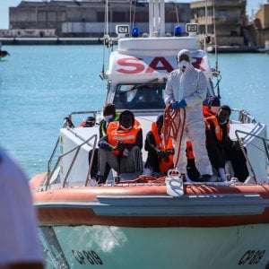 Cambiano metodo i migranti per entrare in Italia. Sono arrivati a bordo di uno yacht