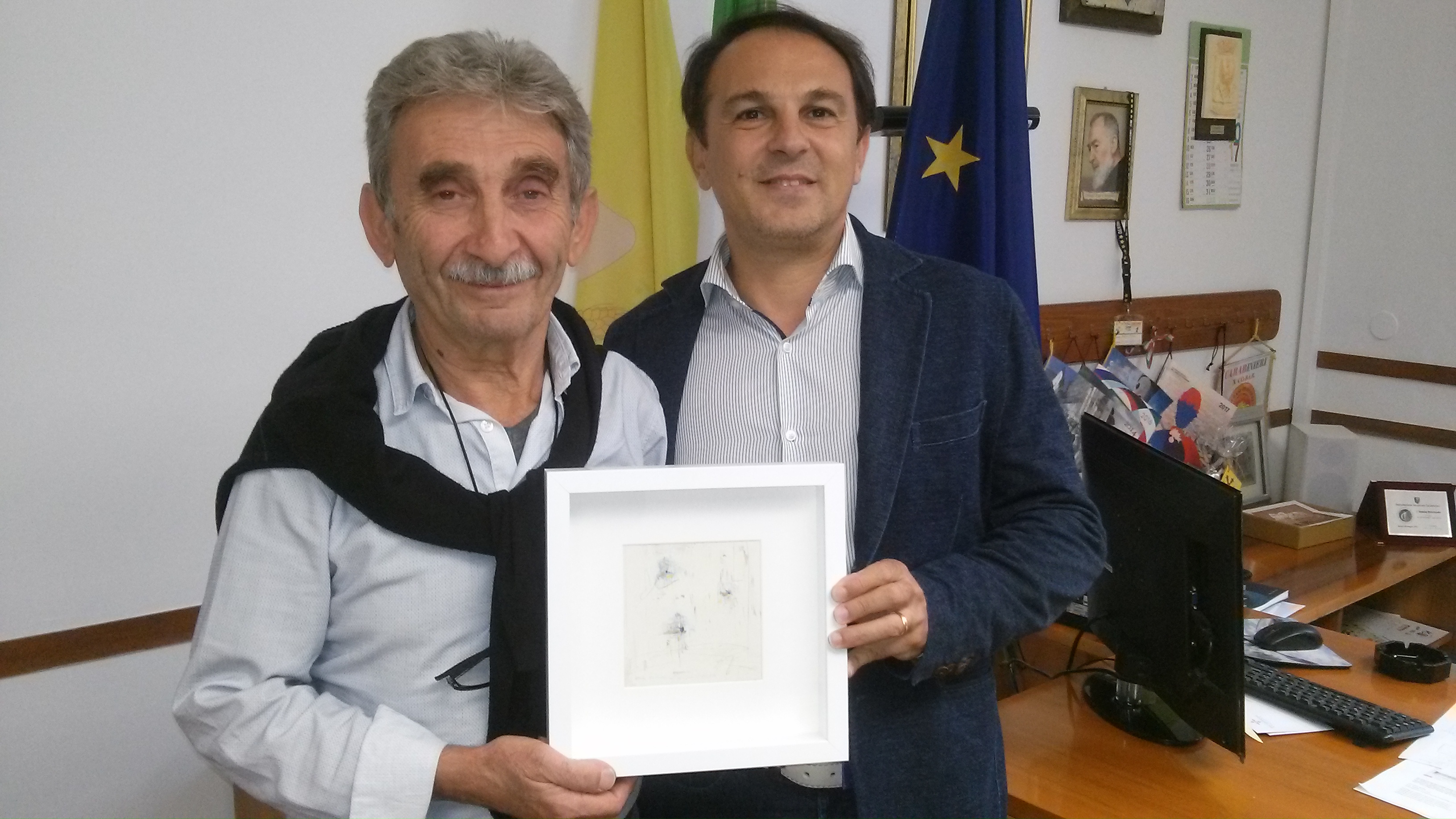 L’artista ragusano Angelo Diquattro dona al presidente del Consiglio Comunale Tringali una delle sue opere