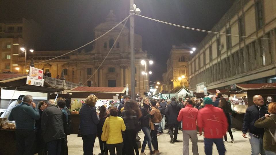 Tanti gusti per la “Festa ‘ra Scaccia” a Ragusa. Ieri successo per l’apertura. Si prosegue sabato e domenica