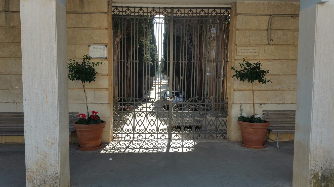 A Ragusa cimiteri cittadini chiusi nel pomeriggio a ridosso delle festività. E’ polemica