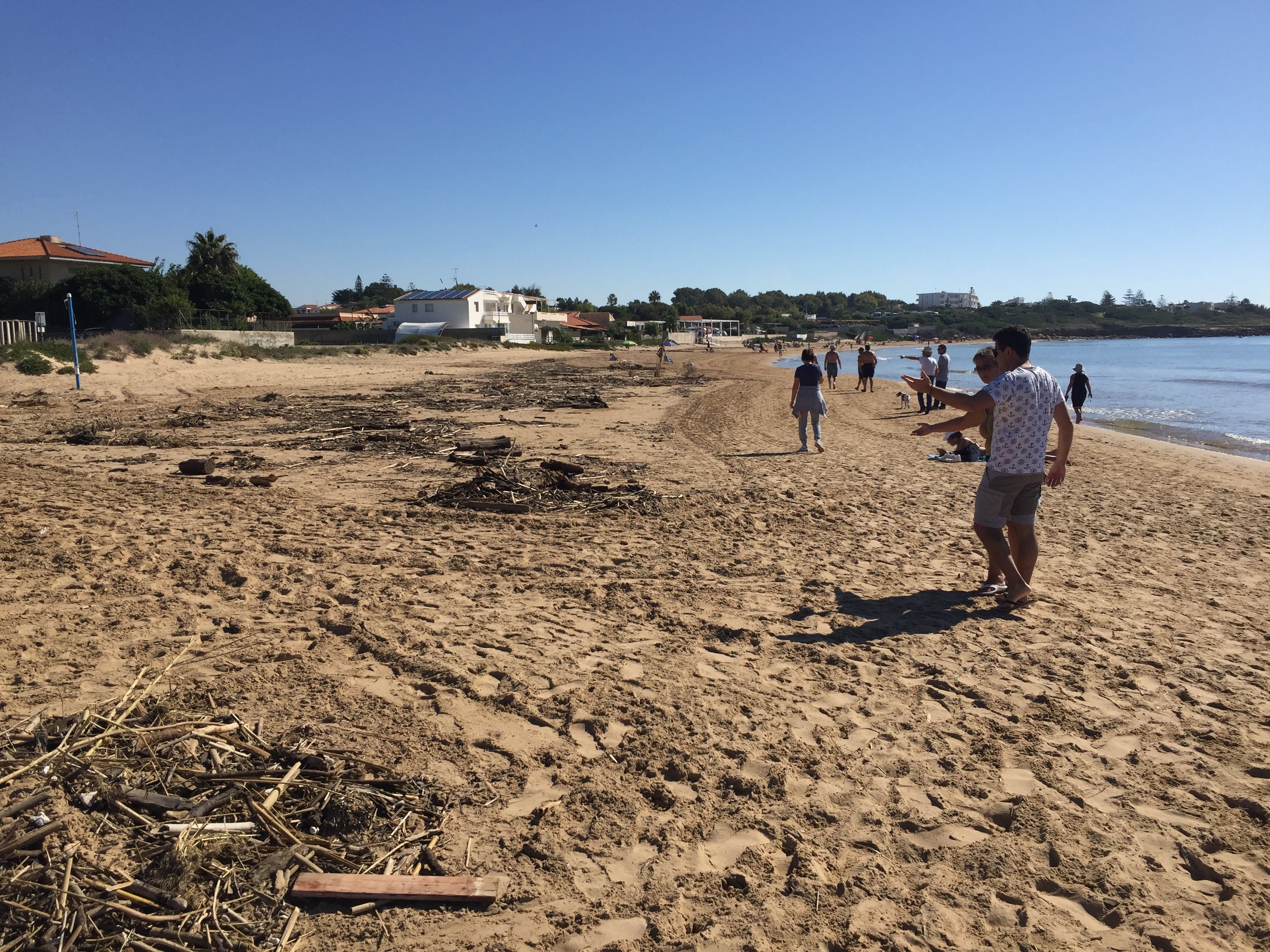 A Punta Braccetto i cittadini puliscono la spiaggia al posto dell’ente pubblico: “Siamo stanchi di aspettare”. FOTO