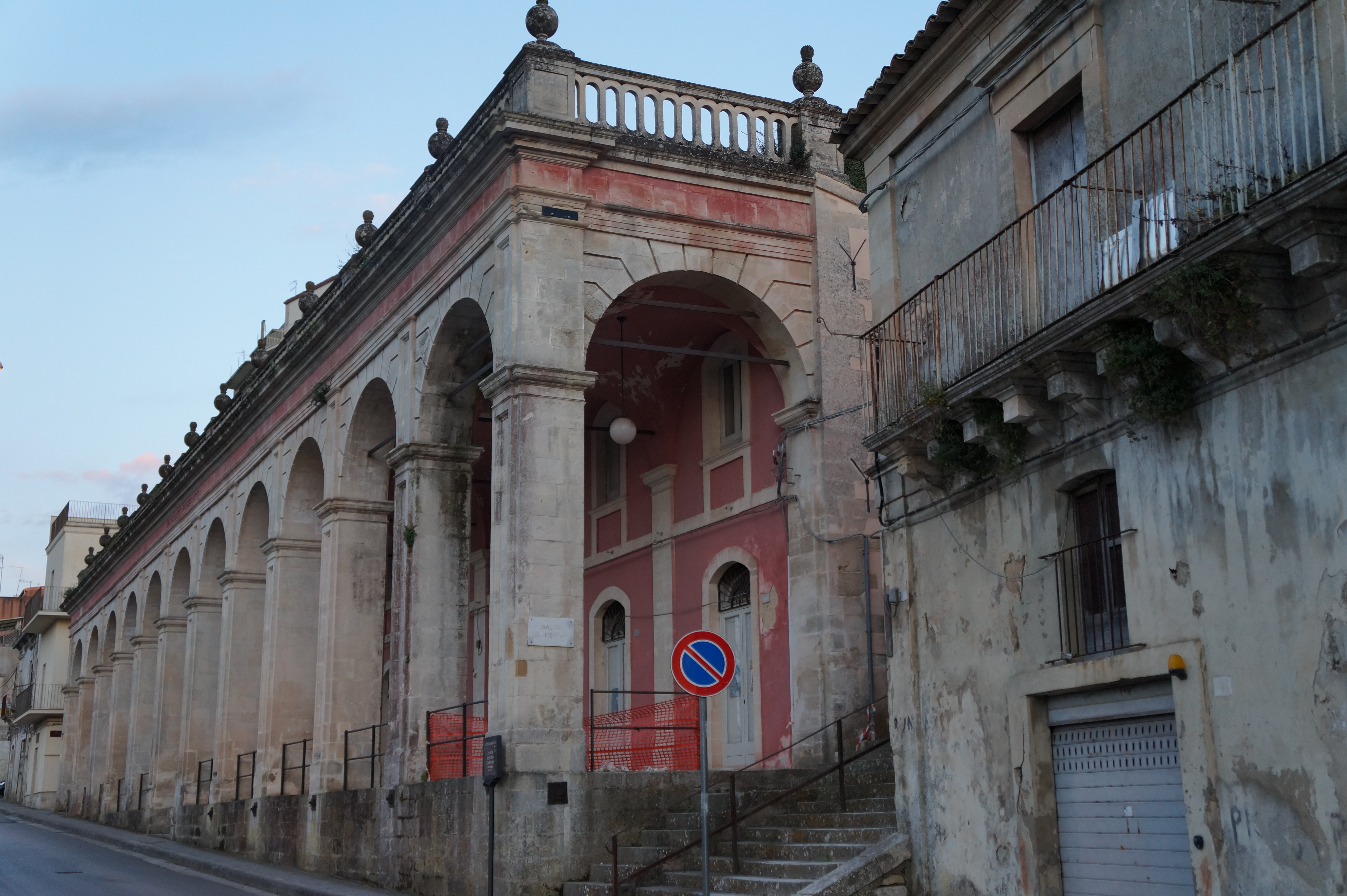 Il Comune di Ragusa concede in locazione per attività commerciali  i locali di Via del Mercato