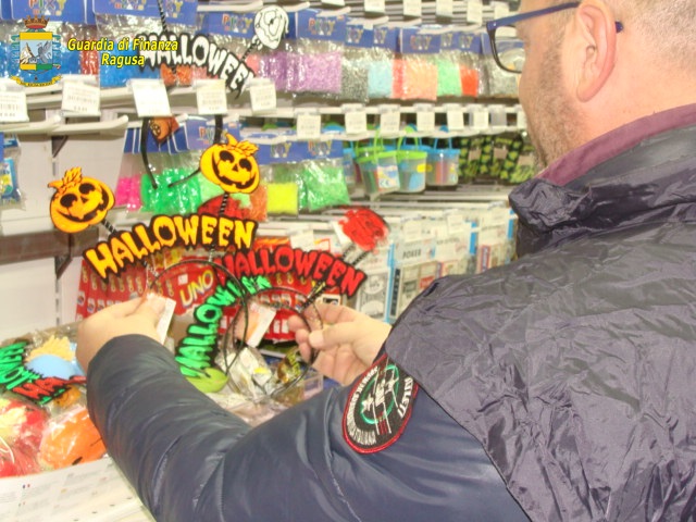 Halloween cinese. La Finanza sequestra 100 mila articoli illegali in un megastore