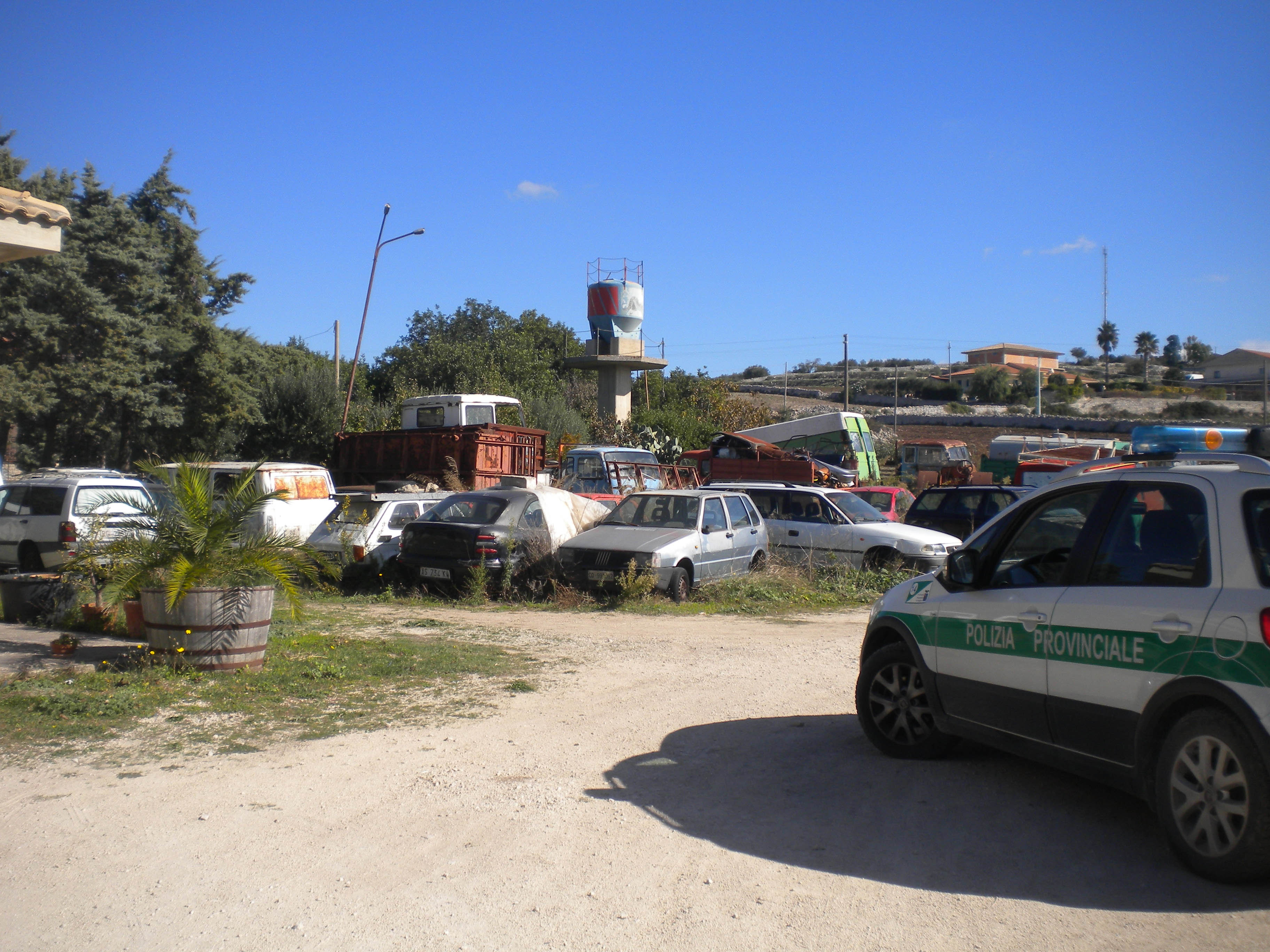 – Polizia Provinciale sequestra discarica auto a Modica, denunciato titolare officina