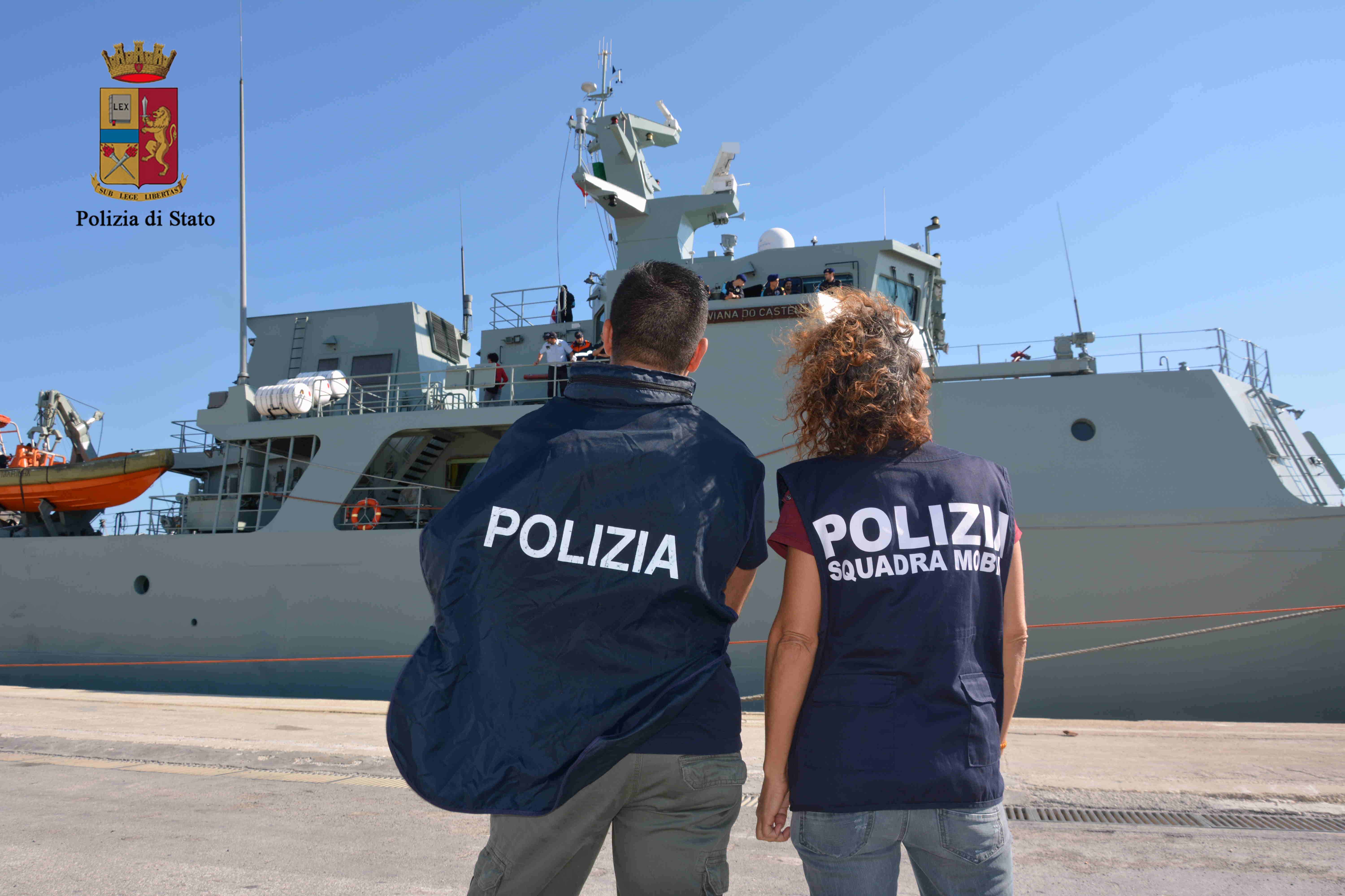 21 migranti e un presunto scafista egiziano fermato dalla Polizia.