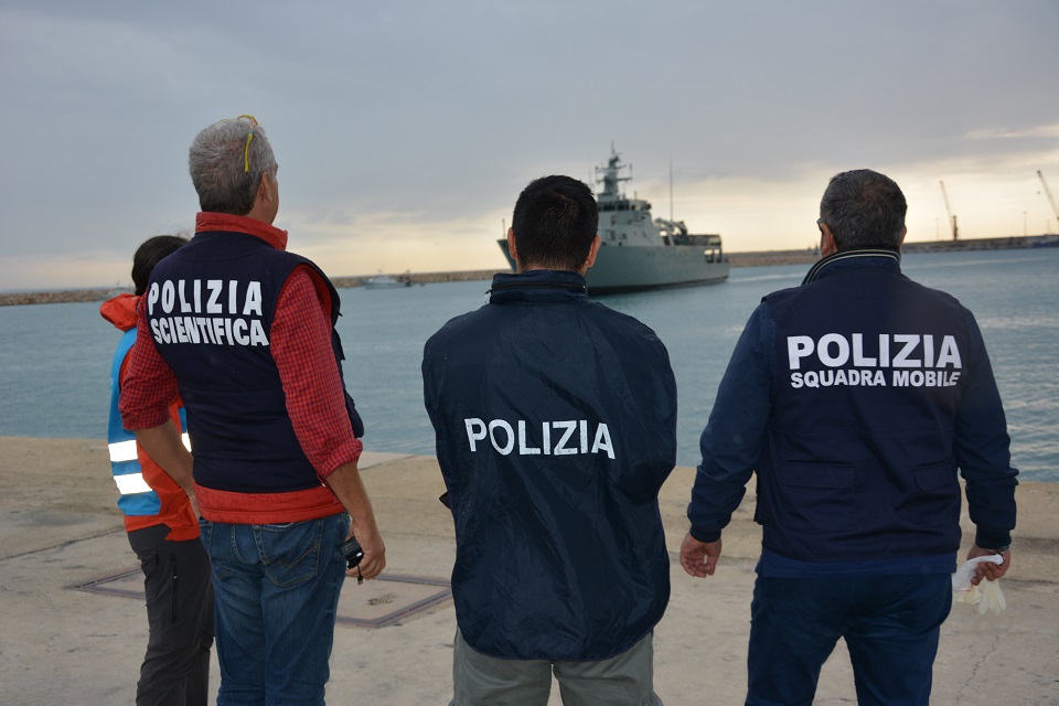 48 migranti tunisini e il proprietario della barca come scafista.