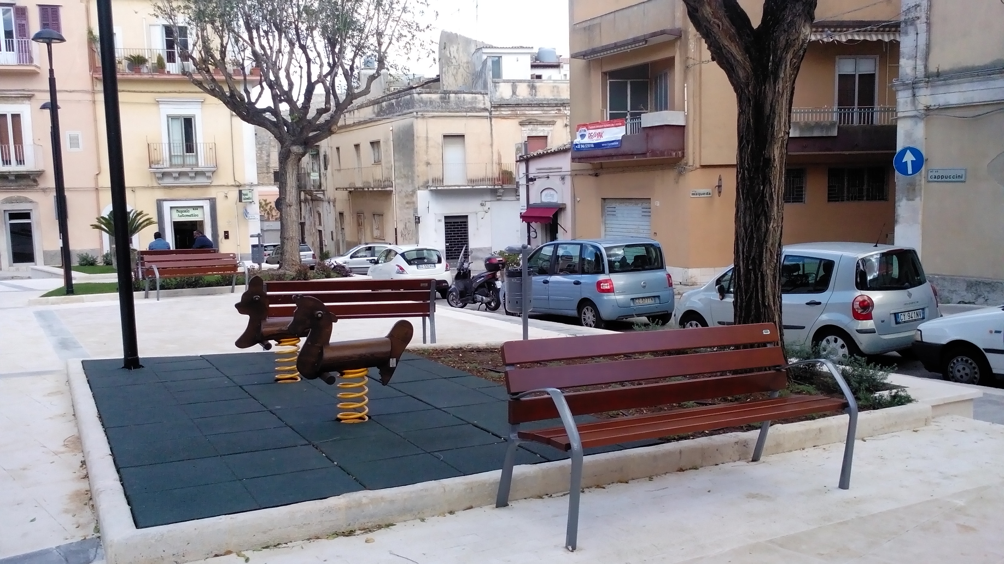 Panchine e giochini in piazza Cappuccini a Ragusa