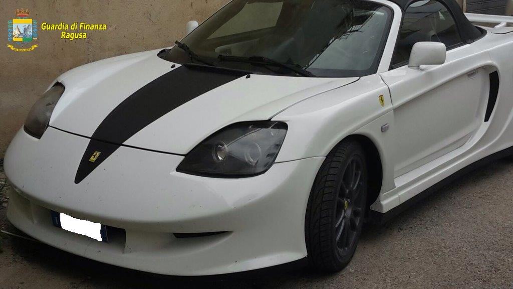 In giro con una Ferrari falsa. Finanza sequestra auto