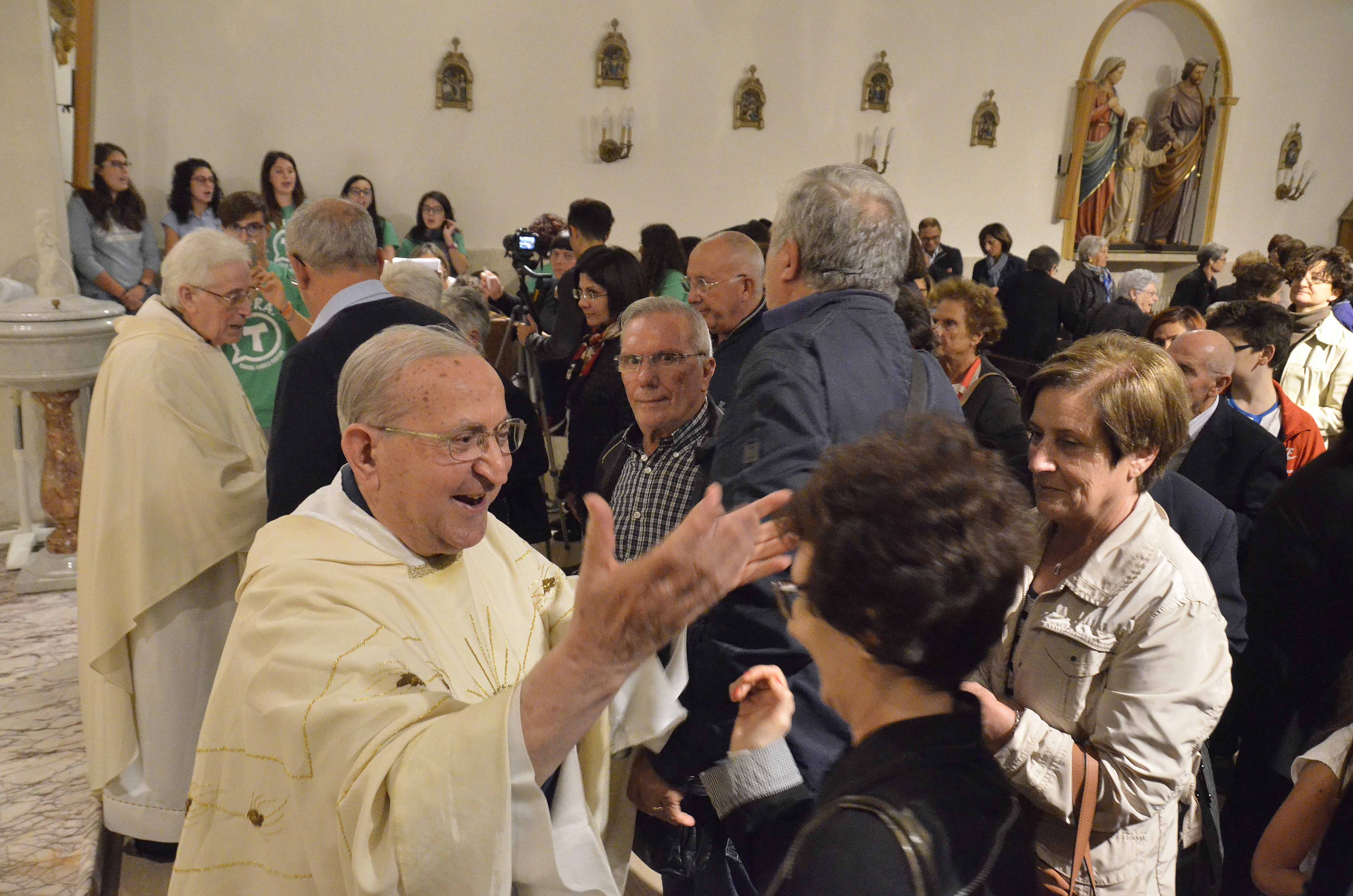 Emozioni e lacrime per l’ultima celebrazione dei Frati Conventuali. Dopo 8 secoli lasciano Ragusa. FOTO