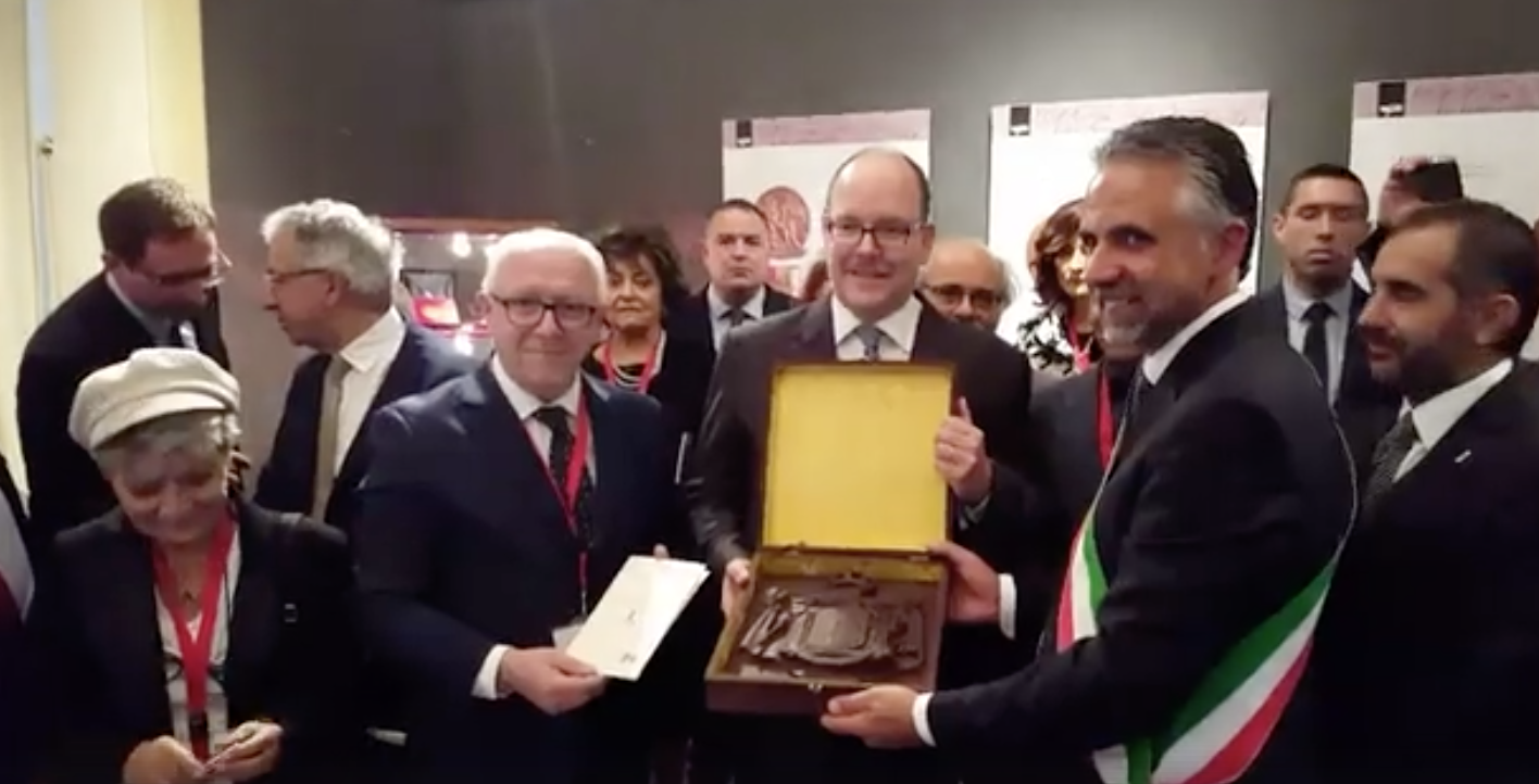 E Alberto fu preso per la gola dal cioccolato di Modica in forma di stemma. FOTO e VIDEO