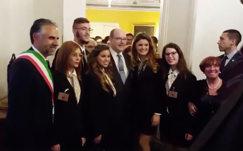 Il principe incontra i principini. Un selfie straordinario. E poi saluta Modica per andare a Ragusa Ibla. VIDEO