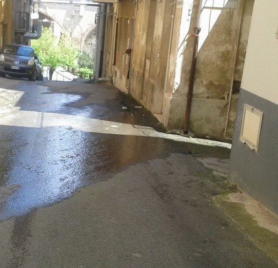 Da tre anni una continua perdita d’acqua in via Grotta a Ragusa