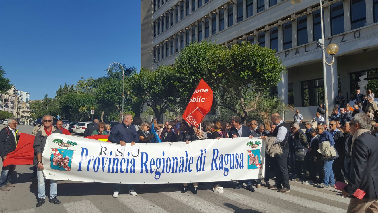Dipendenti della Provincia in protesta stamani. Manifestazione e incontro in Prefettura
