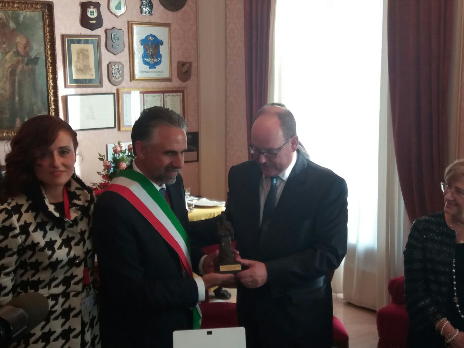 Il principe Alberto a Modica lancia proposte di reciproco scambio. La diretta VIDEO – FOTO