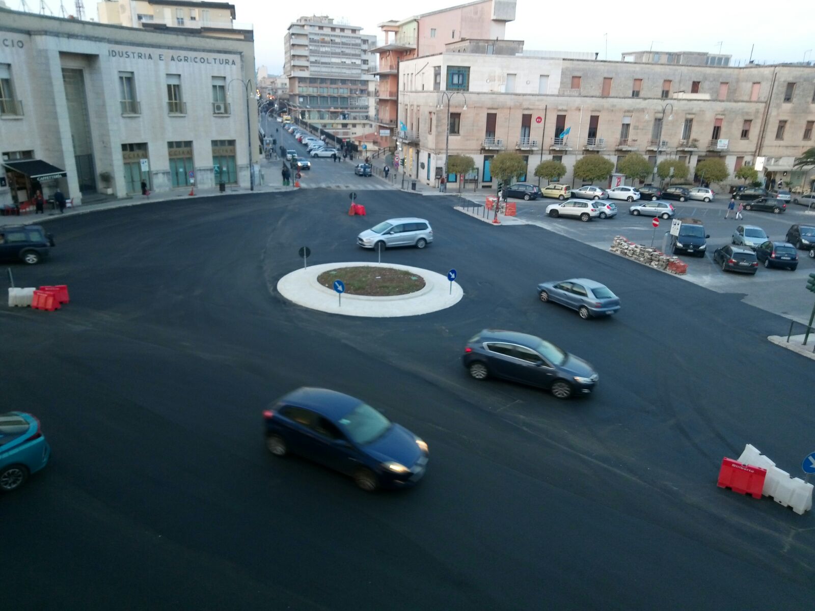 Riaperta Piazza Libertà a Ragusa con effetto “biscotto ringo”: due colori di asfalto