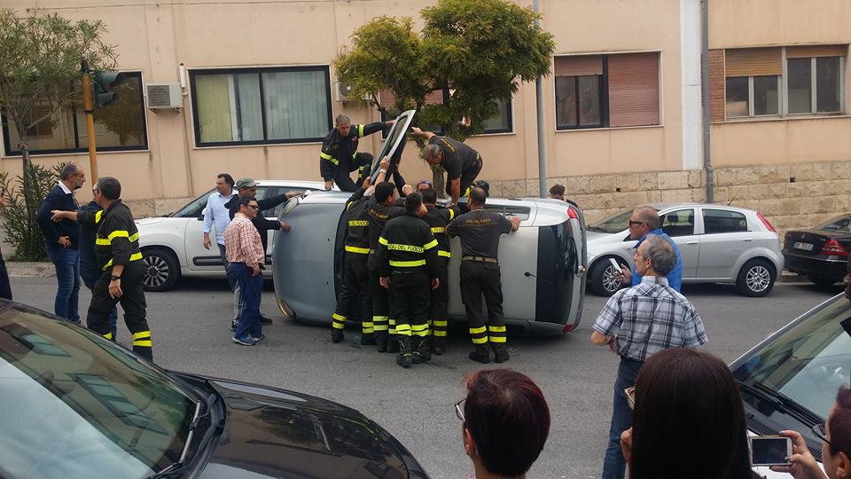 Auto si ribalta in viale dei Platani. Paura ma nessun ferito