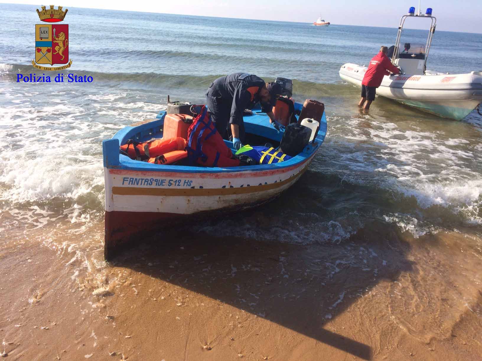 Tunisini sbarcano in barca a Marina di Ragusa. Altri 34 migranti a Pozzallo. VIDEO