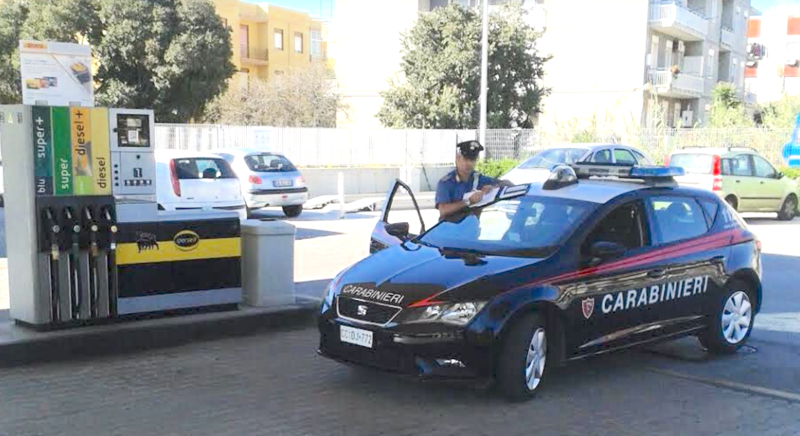Benzinaio in tilt, folla per benzina gratis. Intervengono i Carabinieri