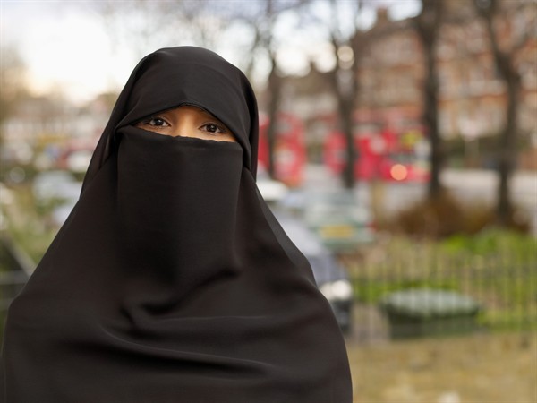 Picchiava e costringeva donna a indossare velo islamico. Arrestato dalla Polizia a Catania