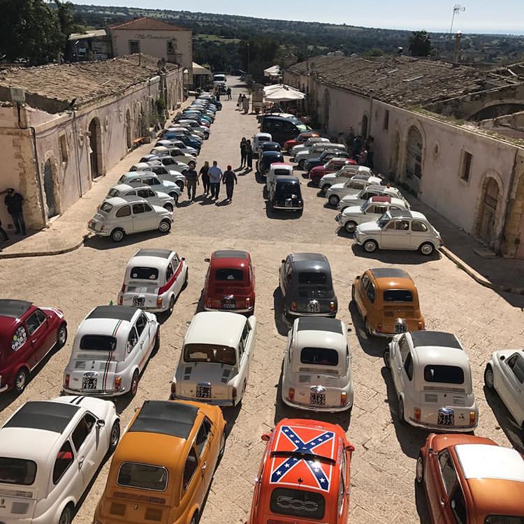Successo per il raduno Fiat 500 Barocco Ibleo tra Donnafugata, Ibla e Punta Secca