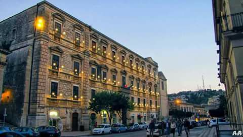 L’illuminazione del Palazzo degli Studi a Modica è  spettacolo per gli occhi e risparmio per le tasche dei modicani
