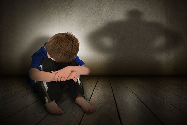 Anche agli arresti domiciliari 80enne modicano cerca di adescare bambini. La Polizia lo porta in carcere