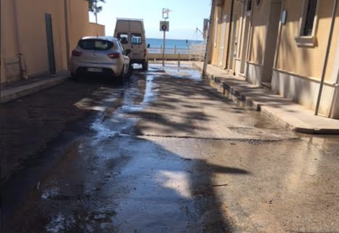 Perdite d’acqua in via Ancona a Marina. La consigliera Manuela Nicita sollecita interventi
