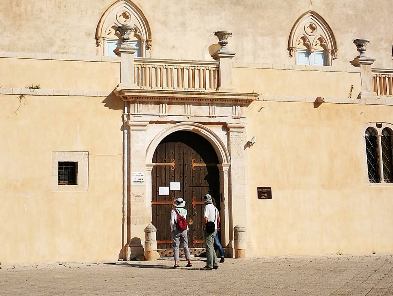 Comunicazione tardiva e turisti dietro la porta. Accade al castello di Donnafugata dove si gira un film