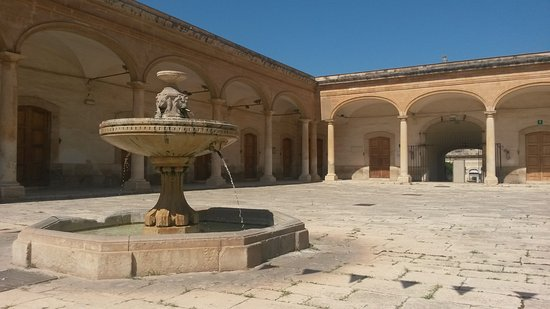 Iniziano le Serate Kasmenee a Comiso. Ecco i primi appuntamenti tra musica, cabaret e arte
