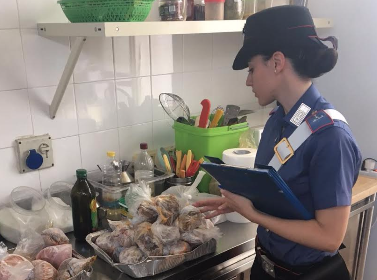 Consumatori avvisati: pesce avariato e verdure negli spogliatoi. Accade ad Ortigia. I Carabinieri intervengono in alcuni locali