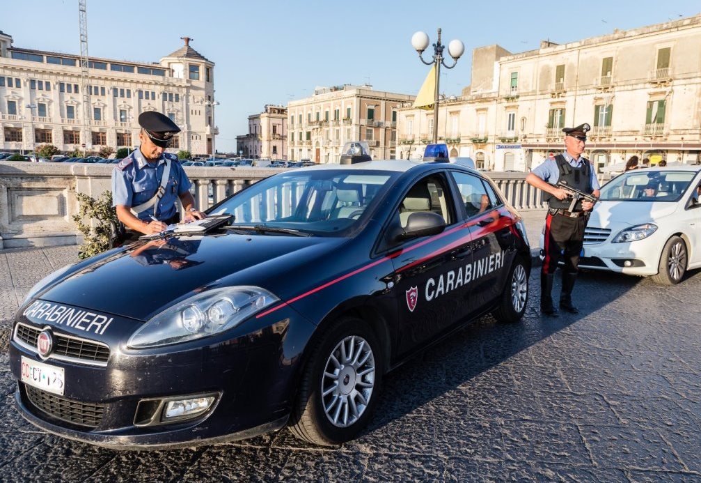Due minori si tirano grosse pietre, una spazza un’autovettura. Intervento dei Carabinieri