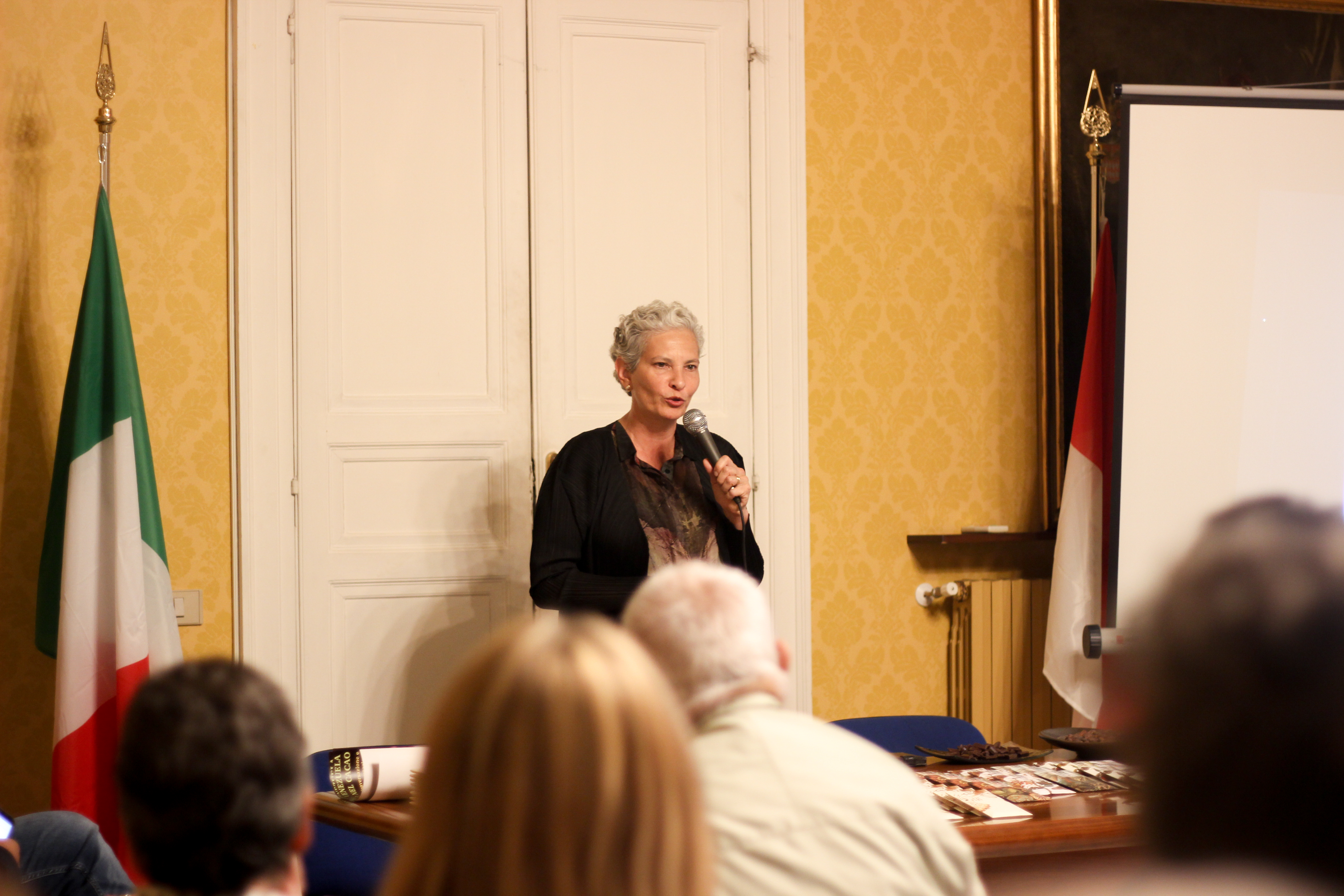 Conferenza di Maria Fernanda di Giacobbe a Modica, ospite della dolceria Bonajuto