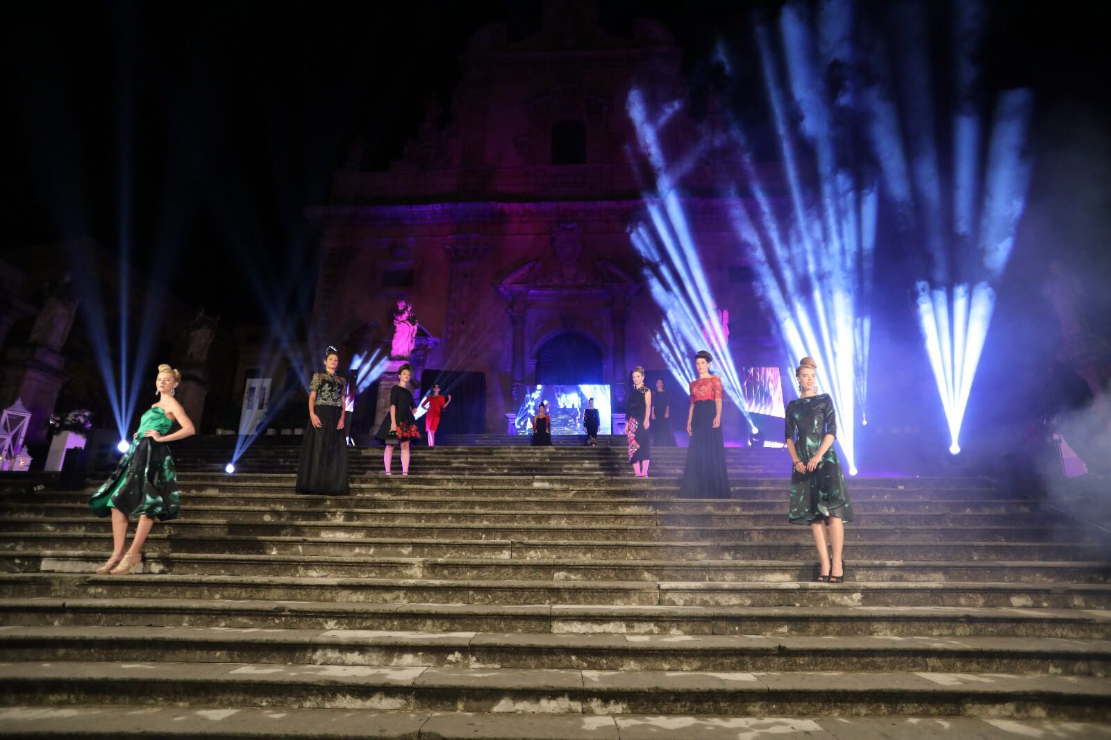Forte e delicata la donna di “Sposa Barocca”, l’evento dedicato al wedding che si è svolto nel fine settimana a Modica. Migliaia di presenze per una terza edizione dall’ennesimo successo.