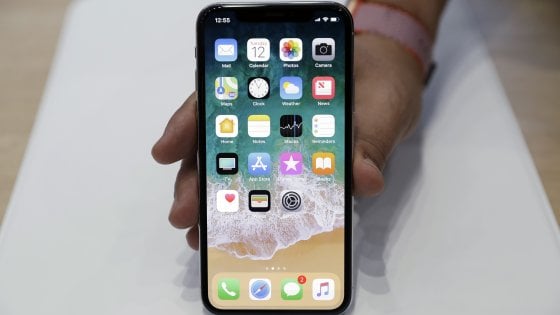 Torna le febbre dell’Iphone. Esce  l’Iphone X. Si pronuncia Ten