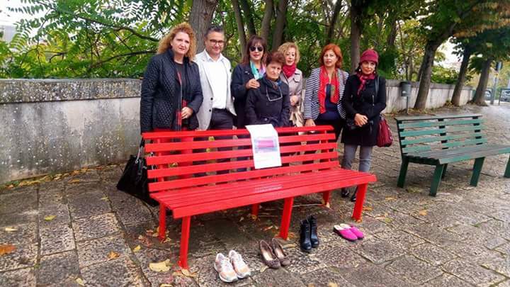 Panchine rosse e gialle contro violenza sulle donne e bullismo