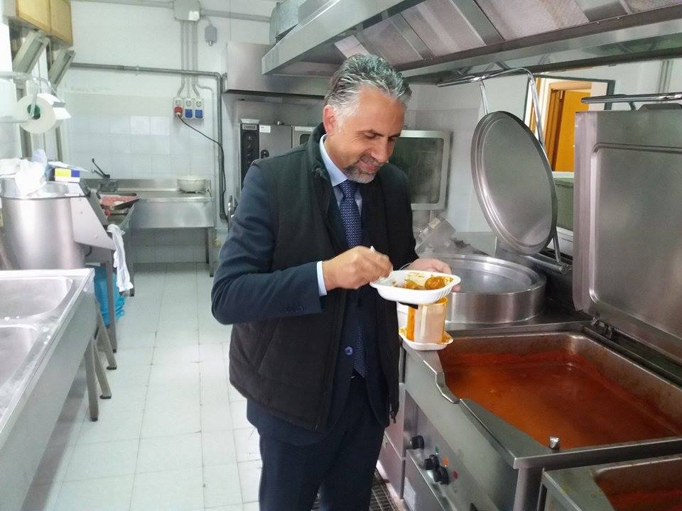 Il sindaco di Modica Abbate visita le cucine della mensa scolastica