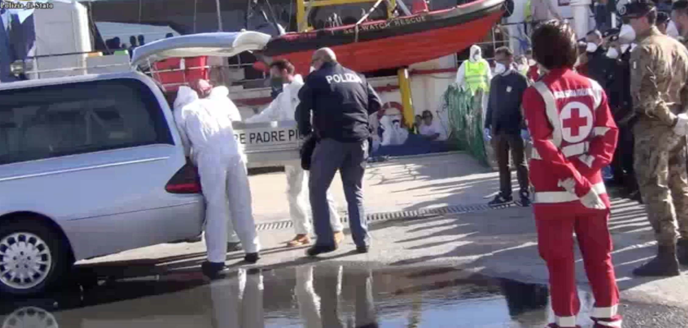 Il tragico sbarco a Pozzallo e il drammatico arrivo delle 5 bare al porto. VIDEO
