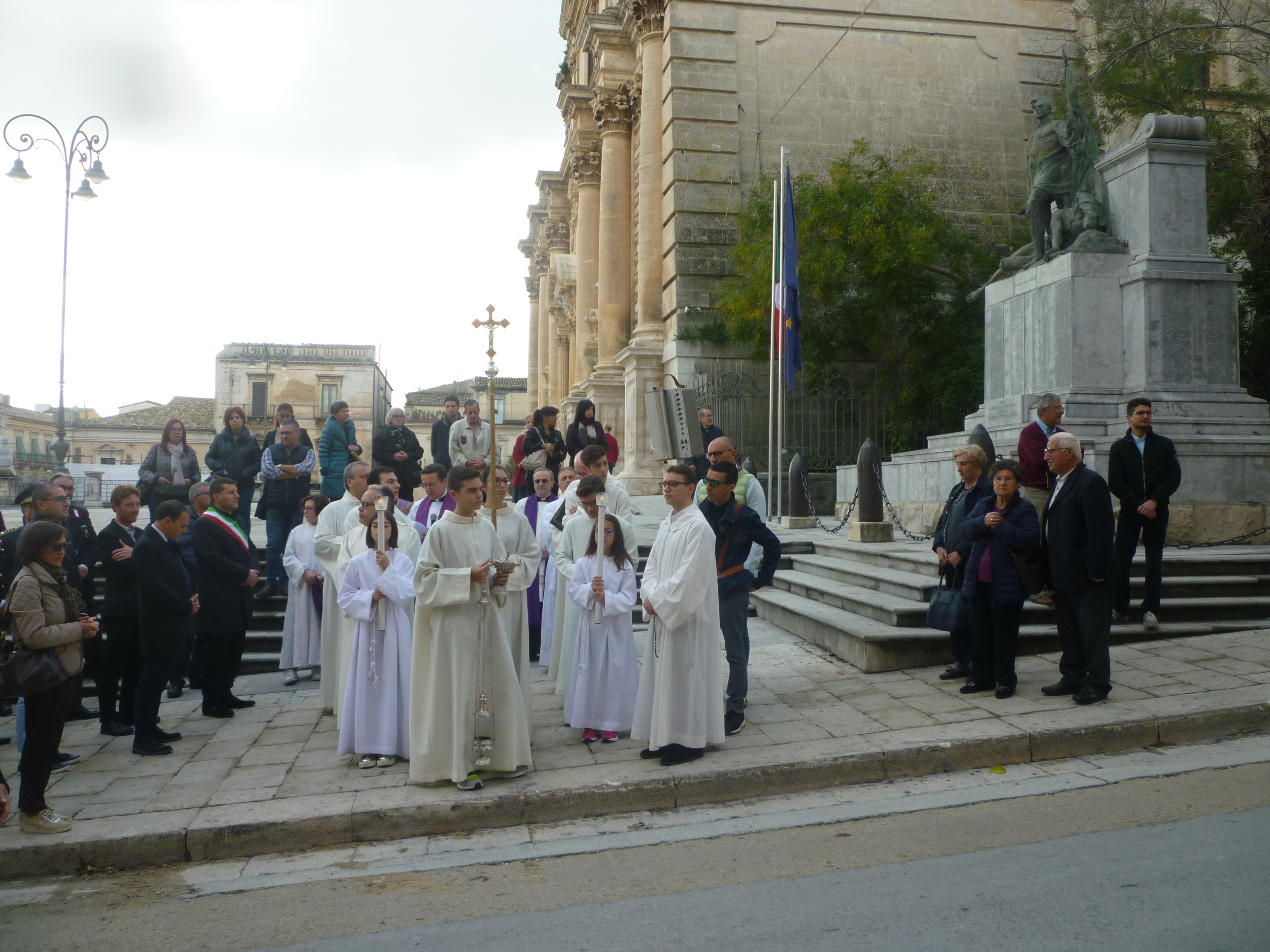 Commozione e ricordi nei cimiteri di Ragusa. Cerimonia con le autorità