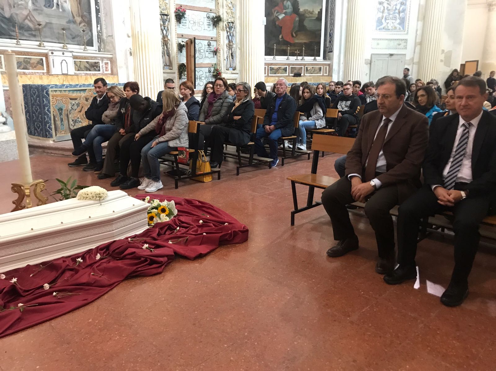Le lacrime di tutti per il piccolo Great. A Scicli i funerali del bambino migrante di 3 anni, annegato durante il naufragio. Oggi siamo tutti più tristi.