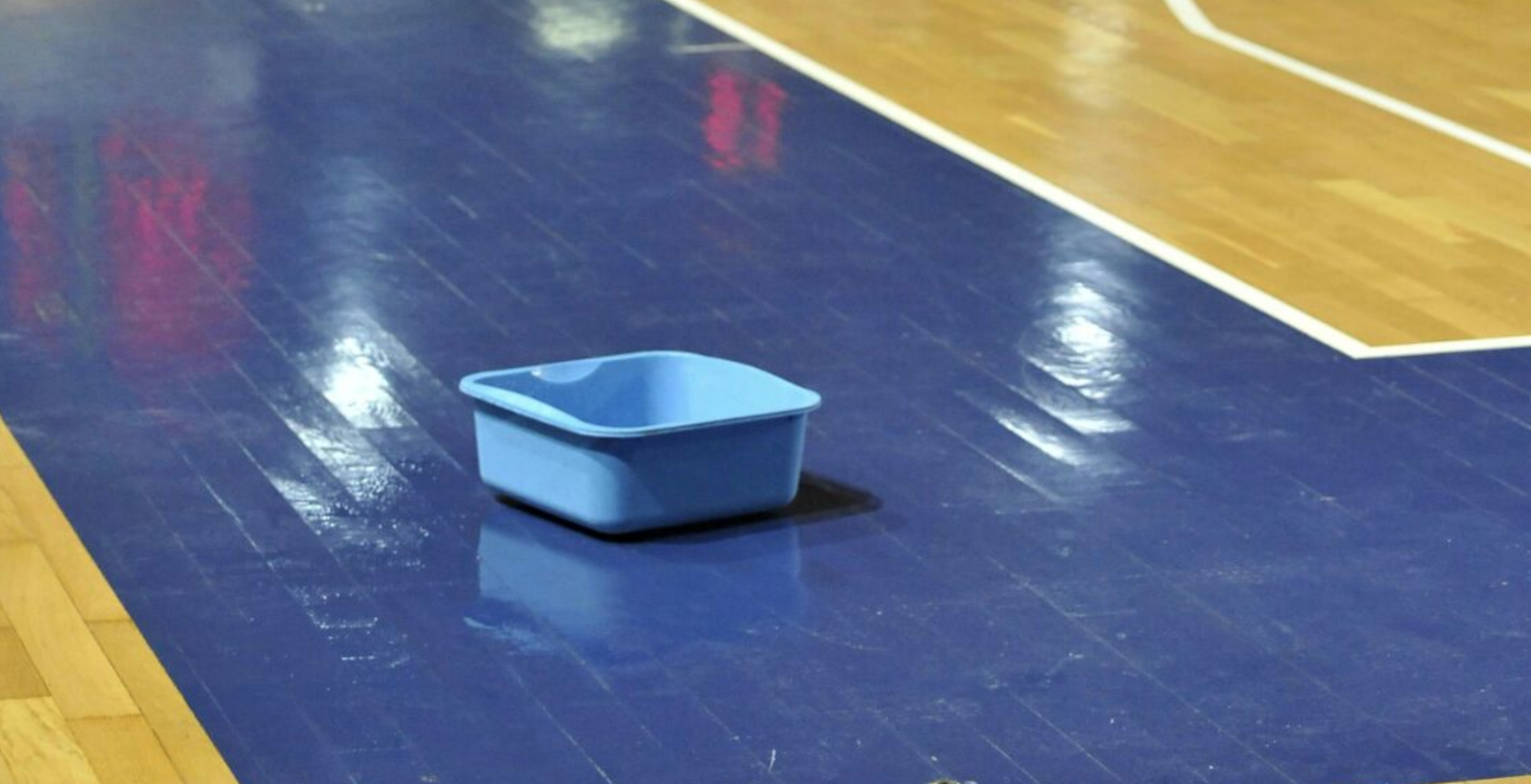 Infiltrazioni d’acqua in palestra, partita di basket inizia su un campo e prosegue su un altro. La storia un po’ comica del derby di Ragusa