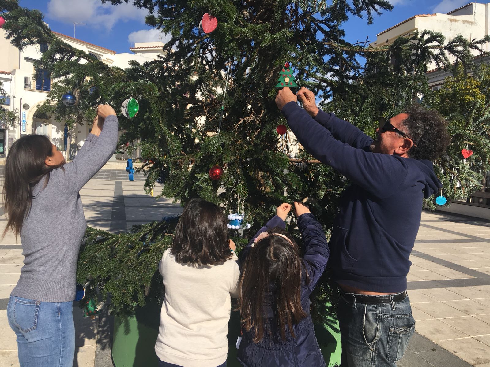 Alberi di Natale senza festoni, ci pensa la consigliera Nicita con lo slogan: “Se ti avanza una palla, mettila a disposizione del sindaco”