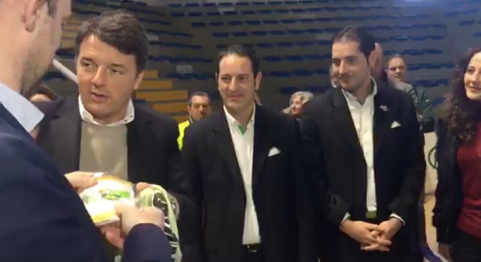 Matteo Renzi incontra le giocatrici della Passalacqua: “Realtà d’eccellenza”. FOTO E VIDEO